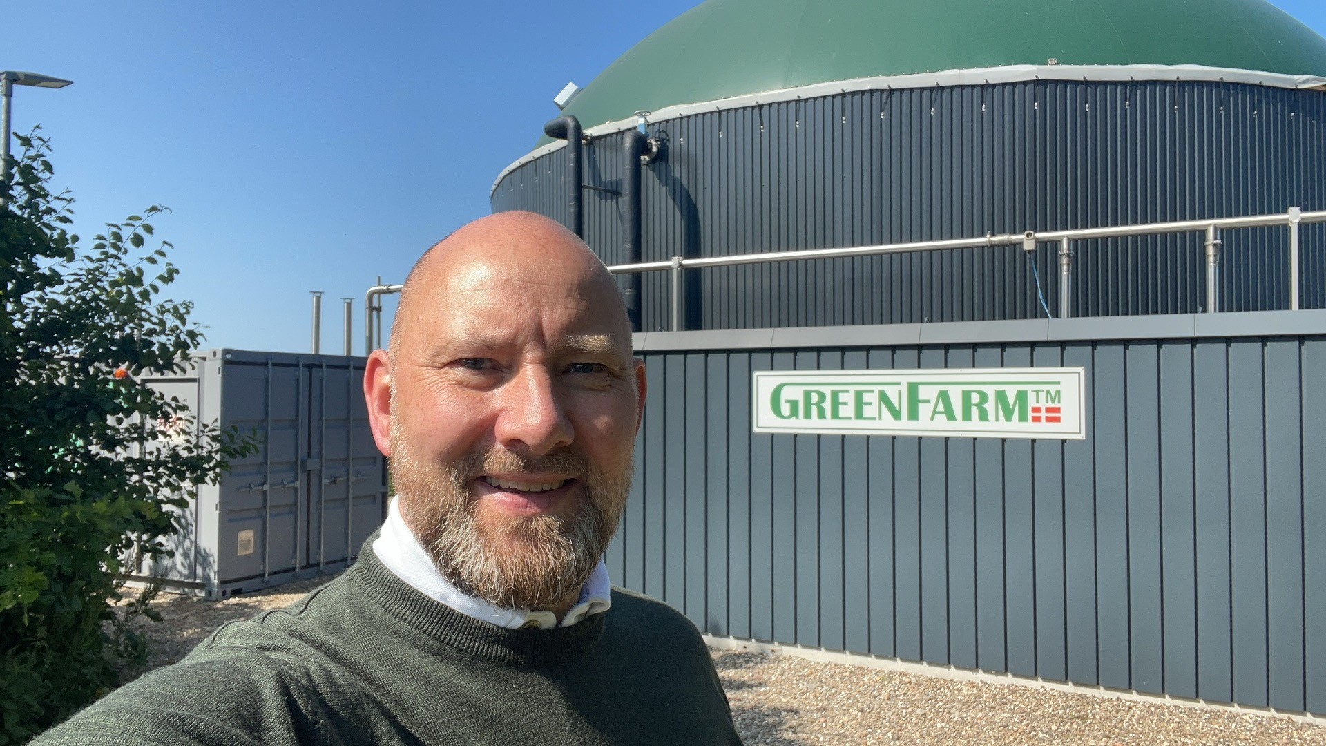 Direktør Frank Wennerberg står foran GreenFarm-anlæg