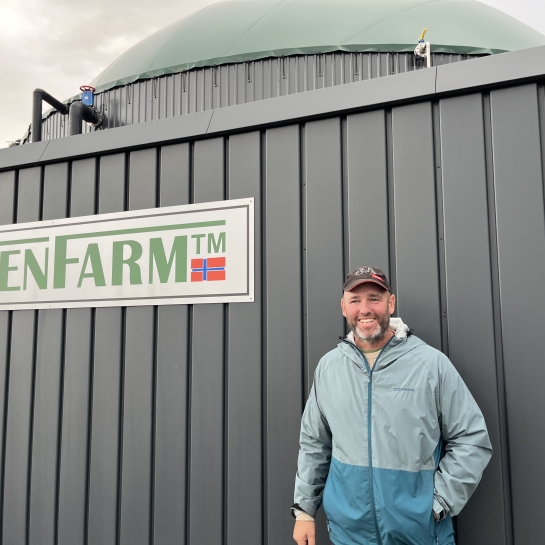 GreenFarmer Christian Hansen står foran sitt GreenFarm-anlegg