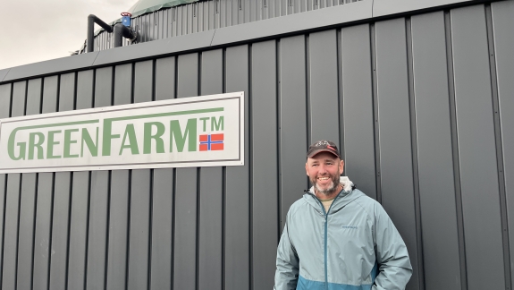 GreenFarmer Christian Hansen står foran sitt GreenFarm-anlegg