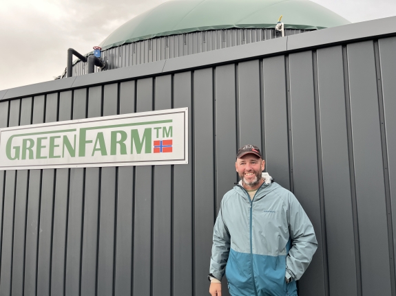 GreenFarmer Christian Hansen står foran sitt GreenFarm-anlegg
